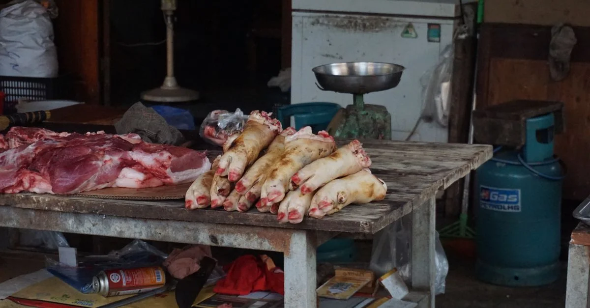 Explorez le marché authentique de Ha Giang, où vous trouverez de la viande fraîche et des produits locaux.
