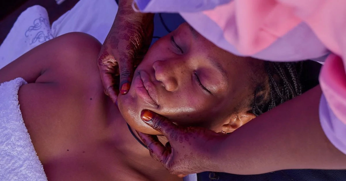 Femme recevant un massage facial rajeunissant dans un spa, favorisant la détente et les soins de la peau.